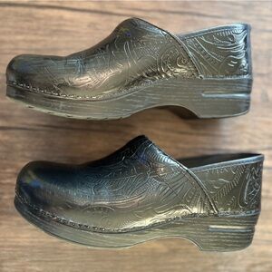 Dansko Professional Tooled Leather Clog in black size 41